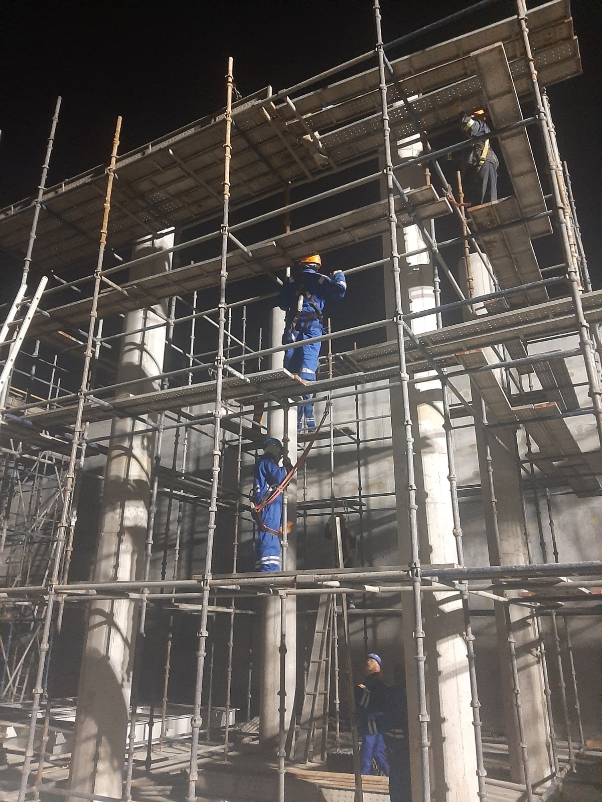 فك وتركيب السقالات